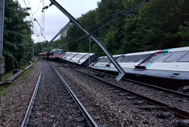 TRAIN OVERTURNED IN FRANCE