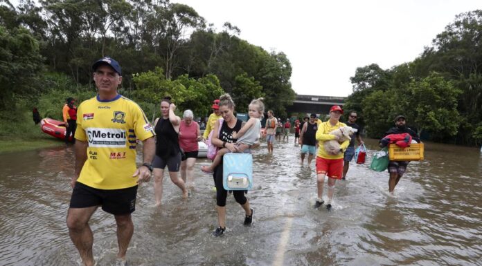 Thousands evacuate in Australian